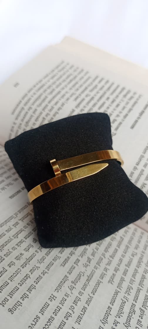 Bold Gold Nail-Head Bracelet – Modern Statement Jewelry